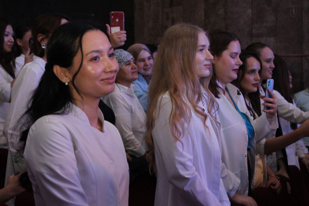 Торжественная церемония вручения диплома врача - выпускника медицинского факультета ЧГУ 2025 (Фоторепортаж)